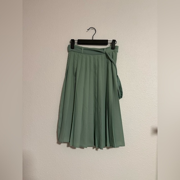 ModCloth Purely Pretty Pleated in Matcha - Picture 2 of 6